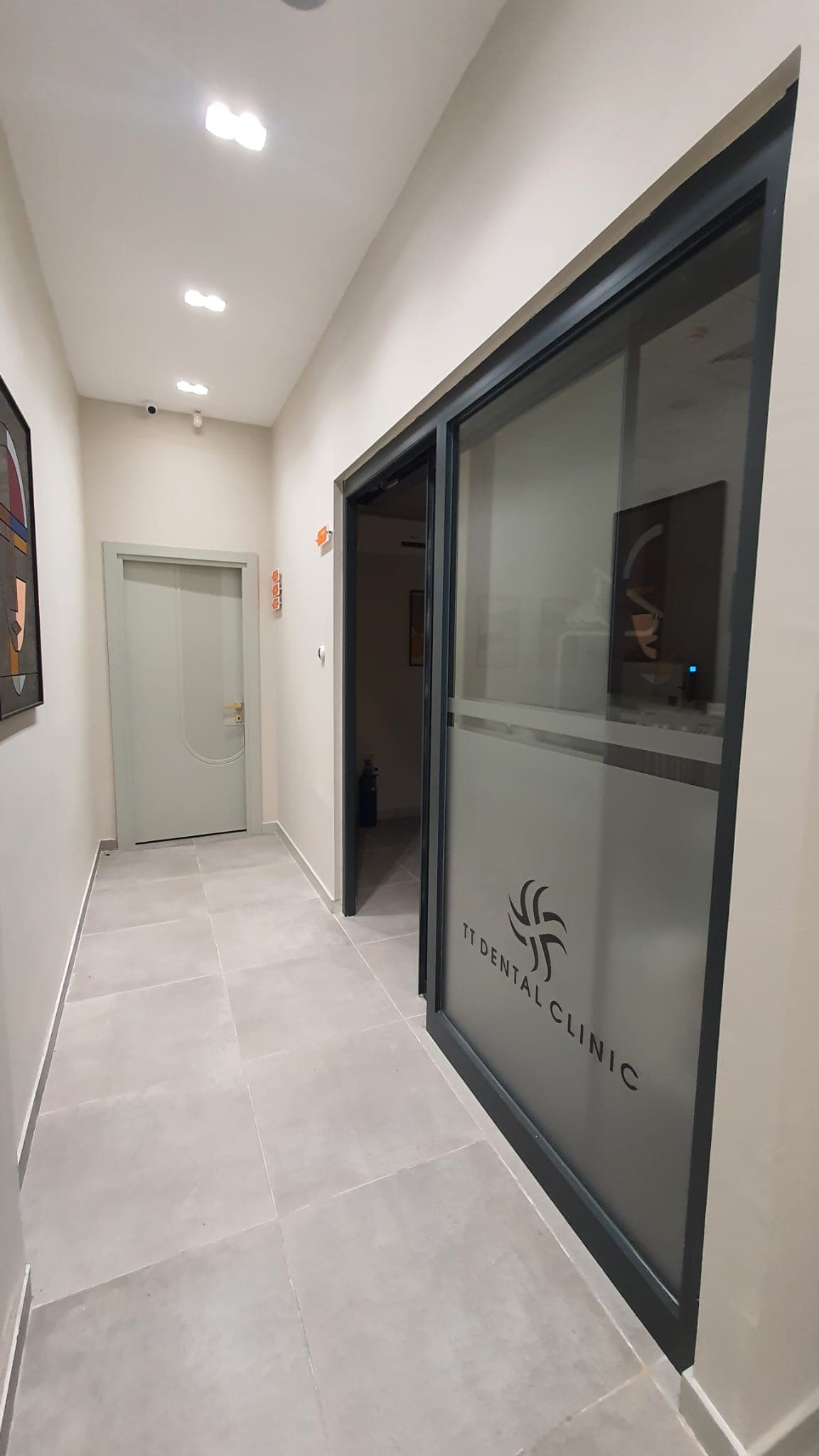 TT Dental koridor ve buzlu cam klinik kapısı, uygulama fotoğrafı