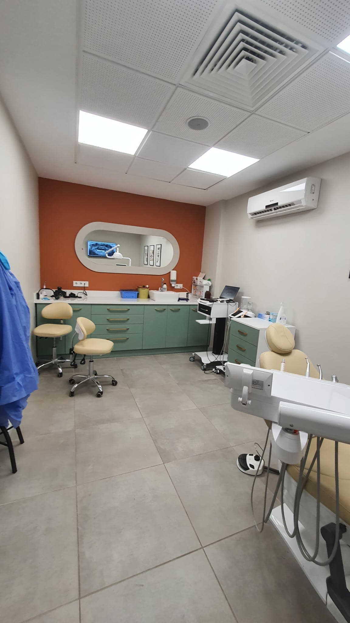 Klinik odası, mercan duvar ve nane yeşili tezgâh, uygulama fotoğrafı