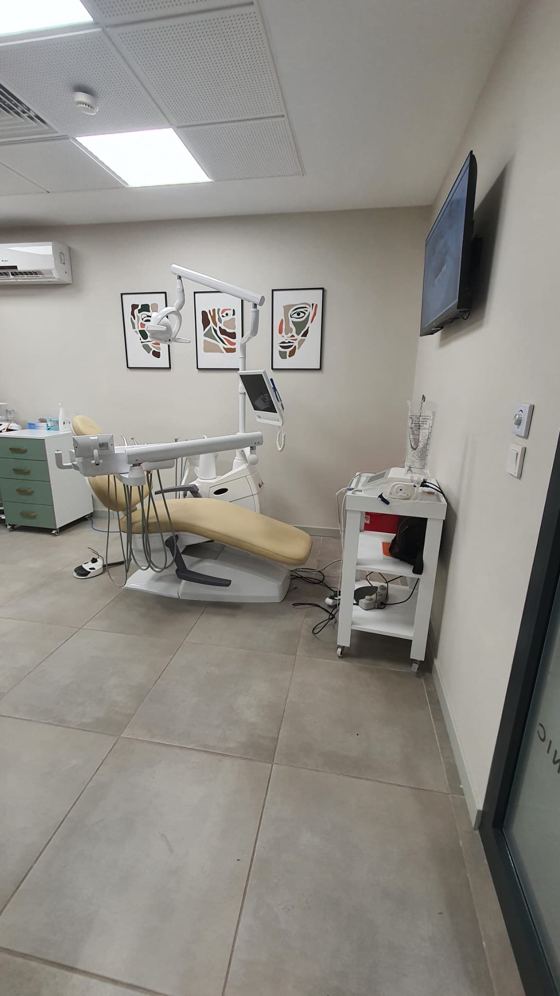 Diş ünitesi ve duvar panoları, TT Dental, uygulama fotoğrafı