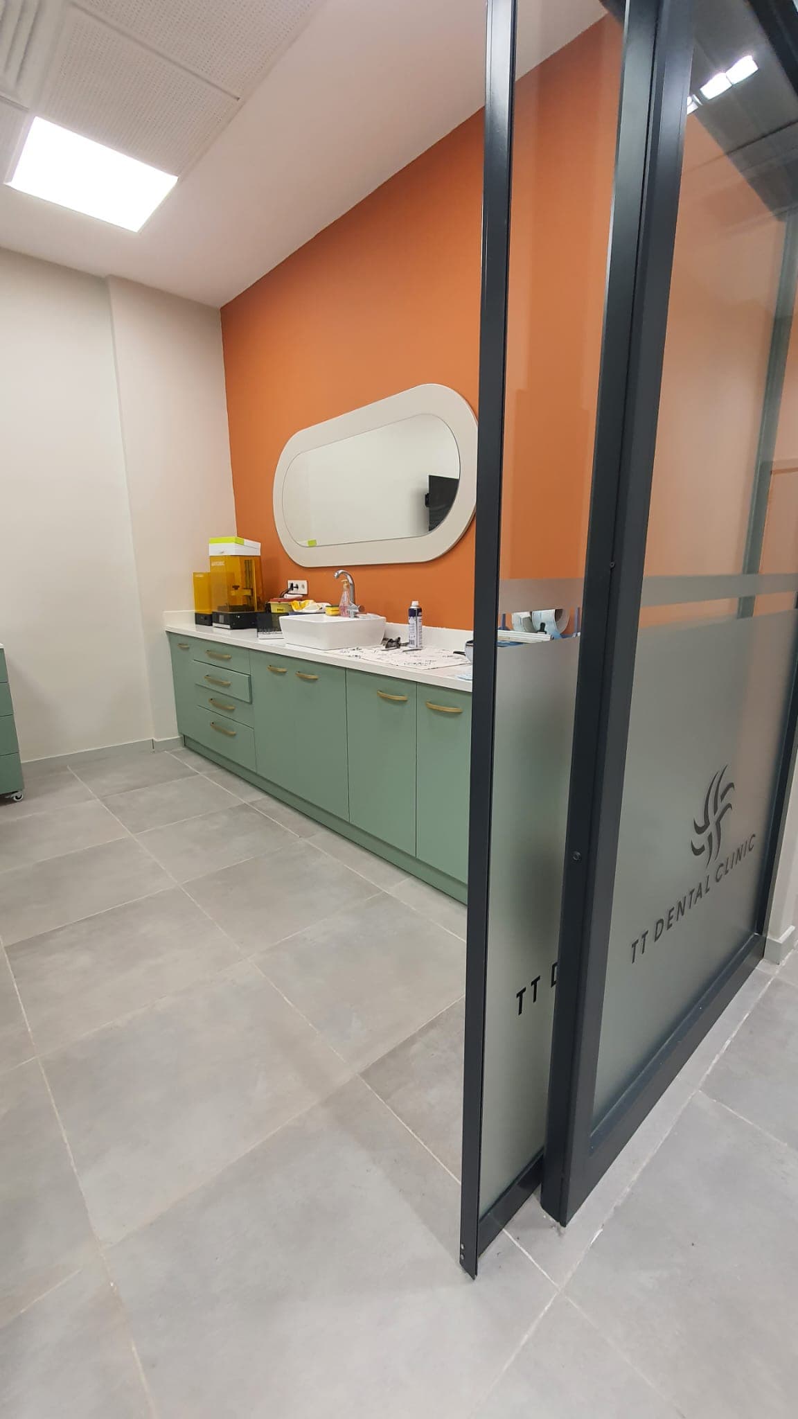 Klinik lavabo hattı, oval ayna ve cam kapı, uygulama fotoğrafı